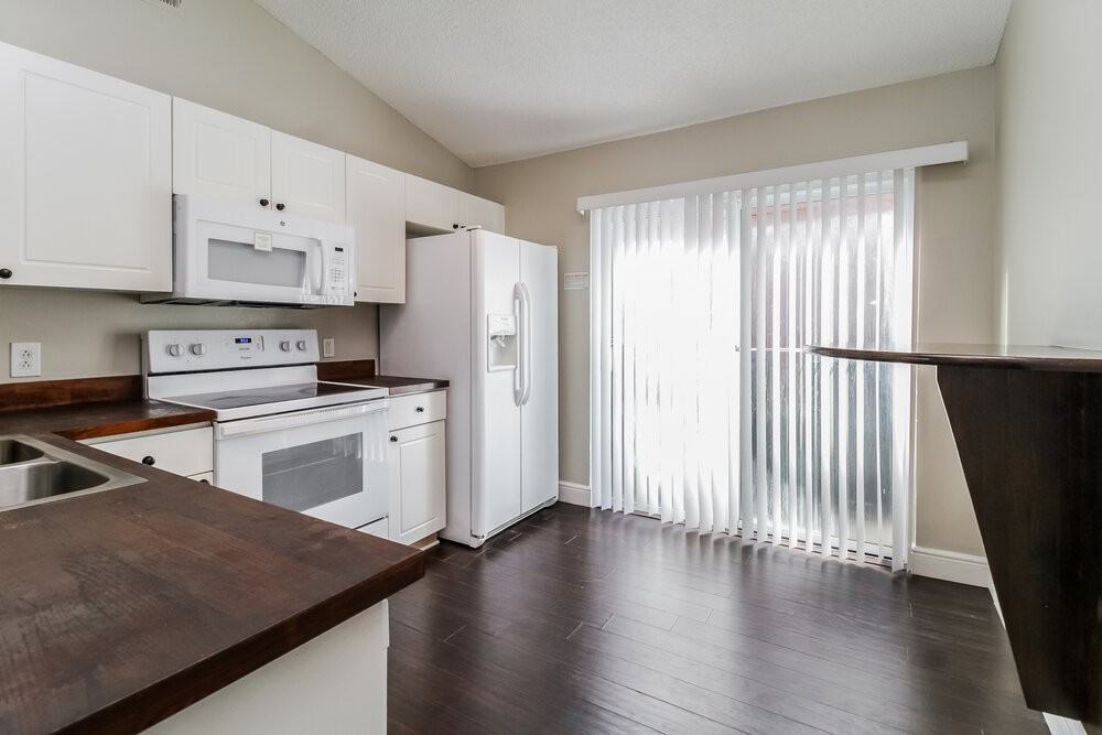 2640 Woods Edge Cir - Photo 6 of 16