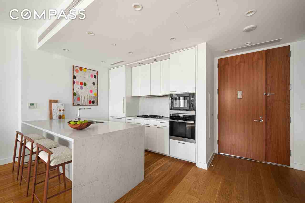 301 E 61st St #9B - Photo 3 of 9