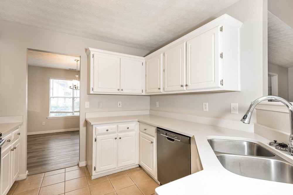 812 Lorraine Ln - Photo 7 of 17