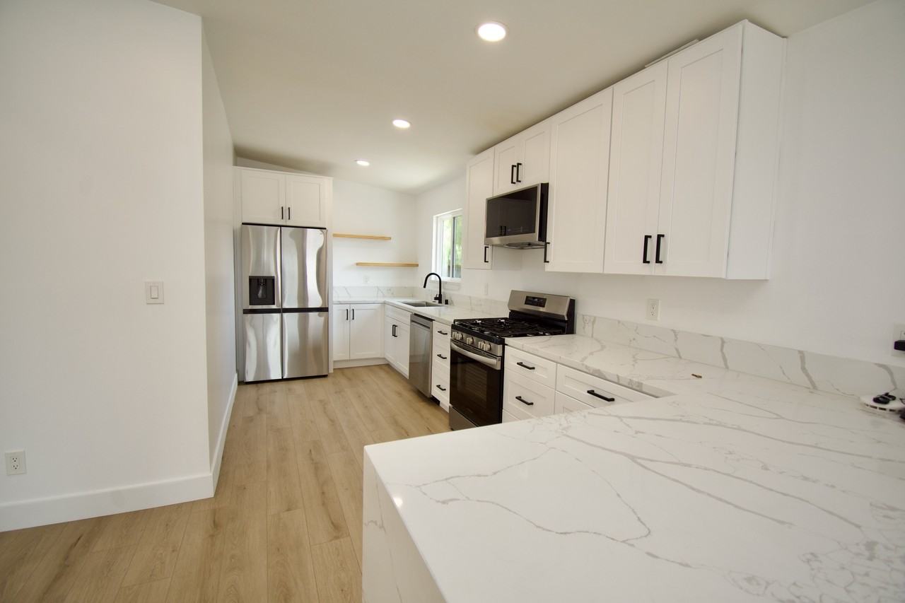 820 Iris Ave #1 - Photo 4 of 15