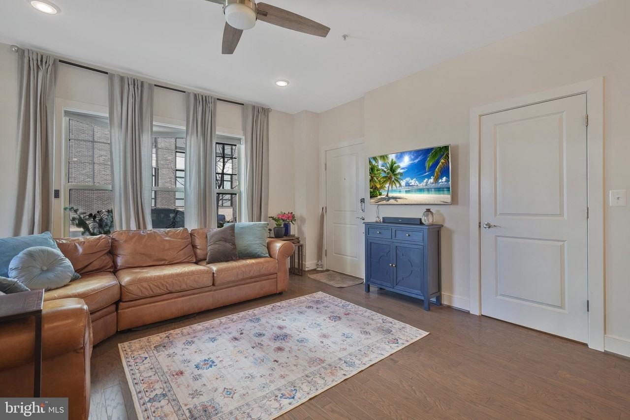 813 Rockwell Ave #813 - Photo 3 of 30