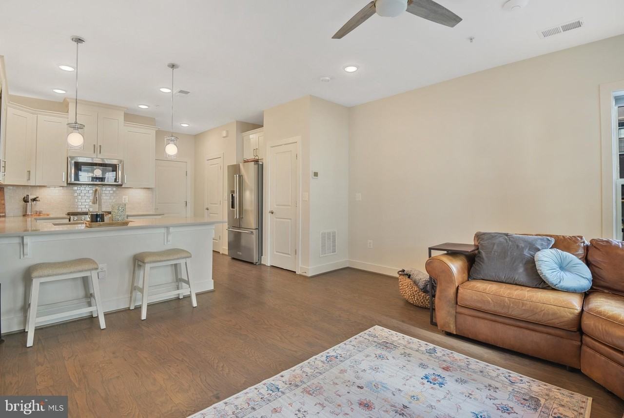 813 Rockwell Ave #813 - Photo 4 of 30