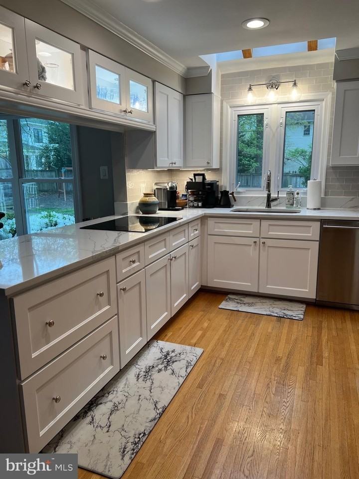 1913 Woodford Rd - Photo 5 of 44