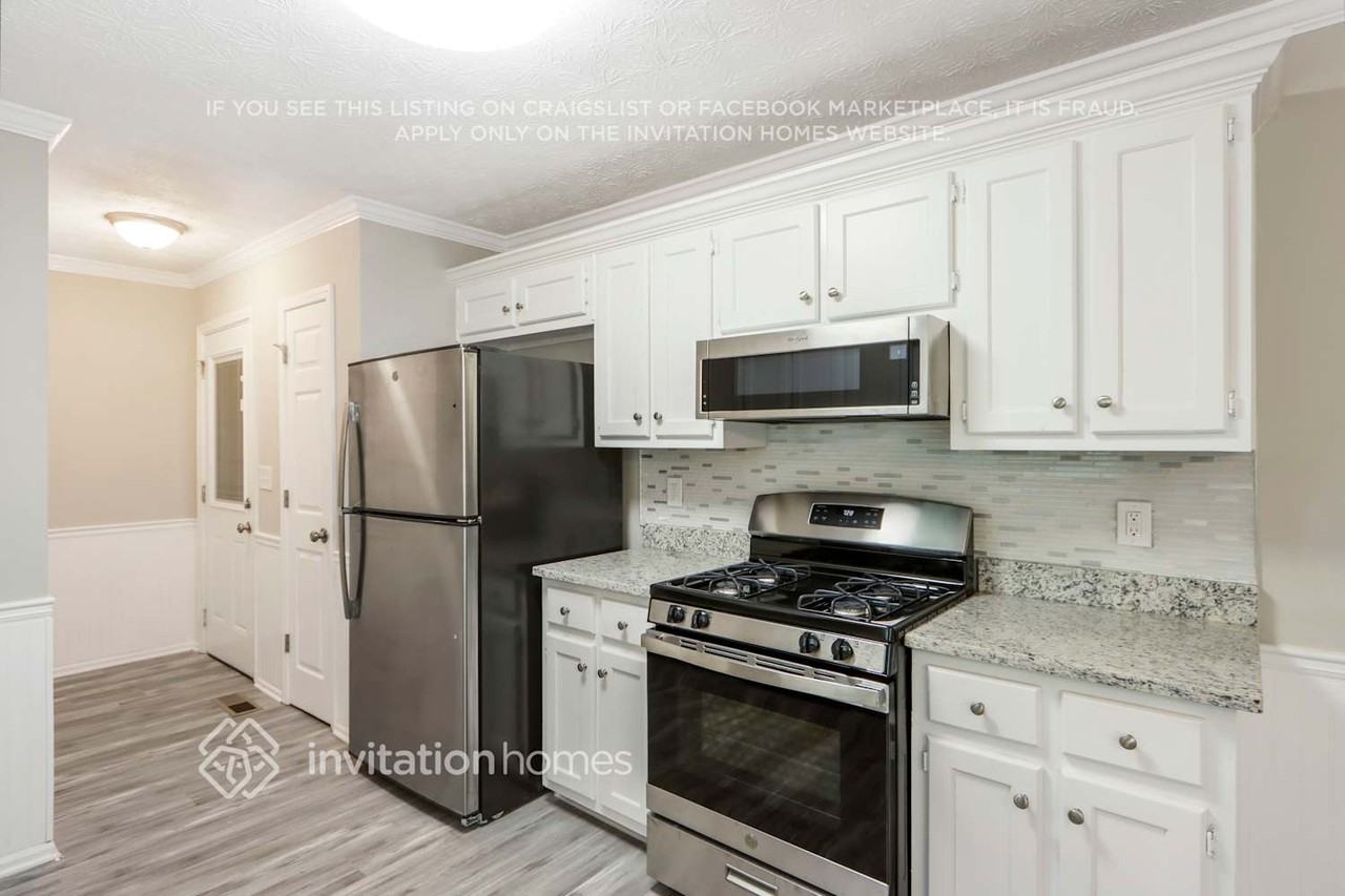 1190 Burning Bush Dr - Photo 3 of 14