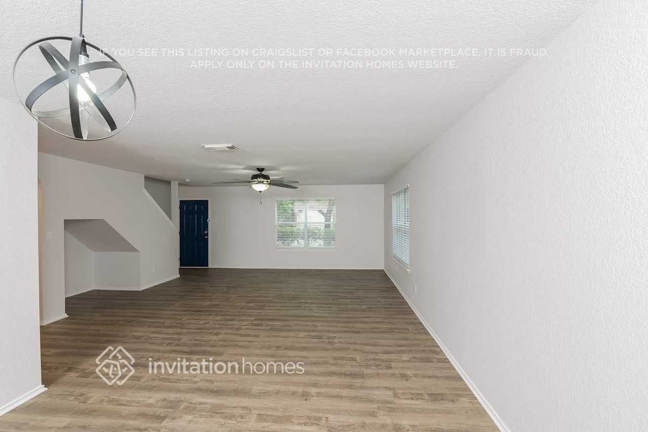 10622 Manor Crk - Photo 2 of 15