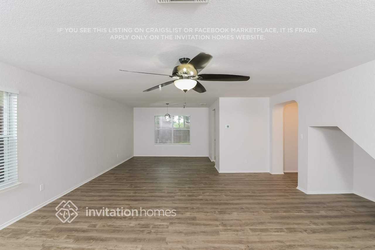 10622 Manor Crk - Photo 3 of 15