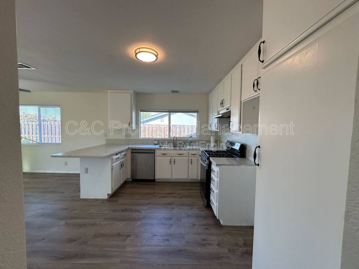 823 Aspen St - Photo 2 of 10