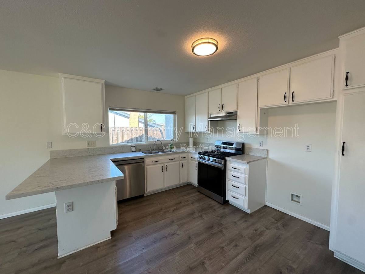 823 Aspen St - Photo 3 of 10