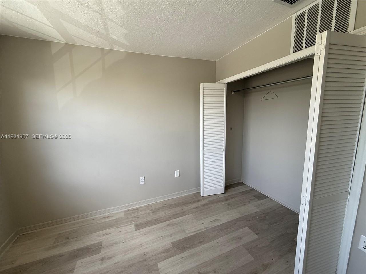 11224 Southwest 59th Place - Photo 5 of 19