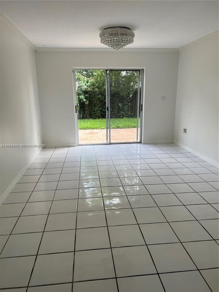 11224 Southwest 59th Place - Photo 6 of 19