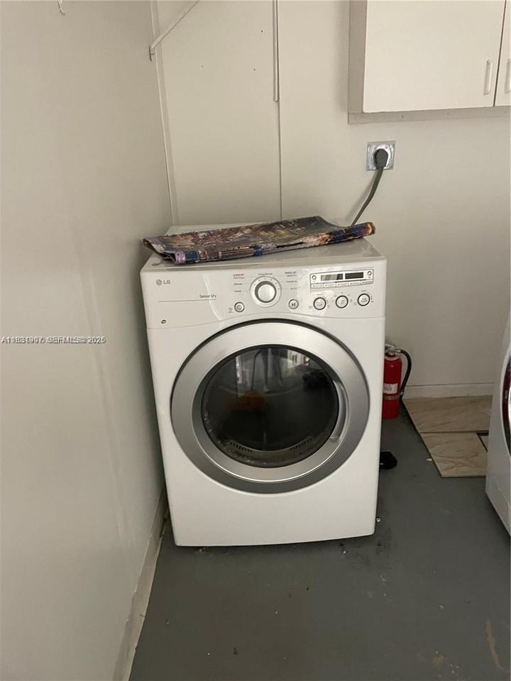 11224 Southwest 59th Place - Photo 7 of 19