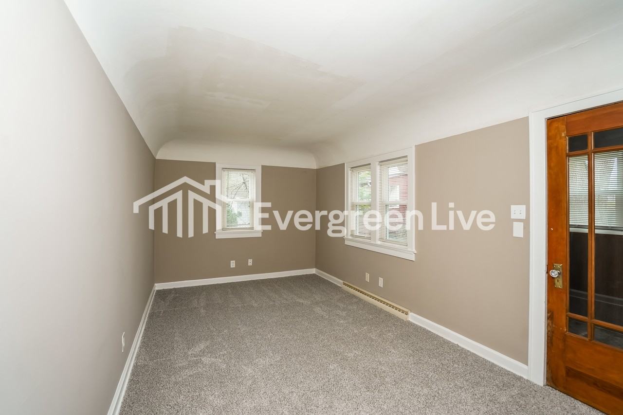 5352 N 49th St - Photo 3 of 15