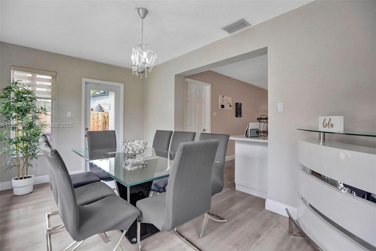 1773 Southwest 28th Way - Photo 5 of 30