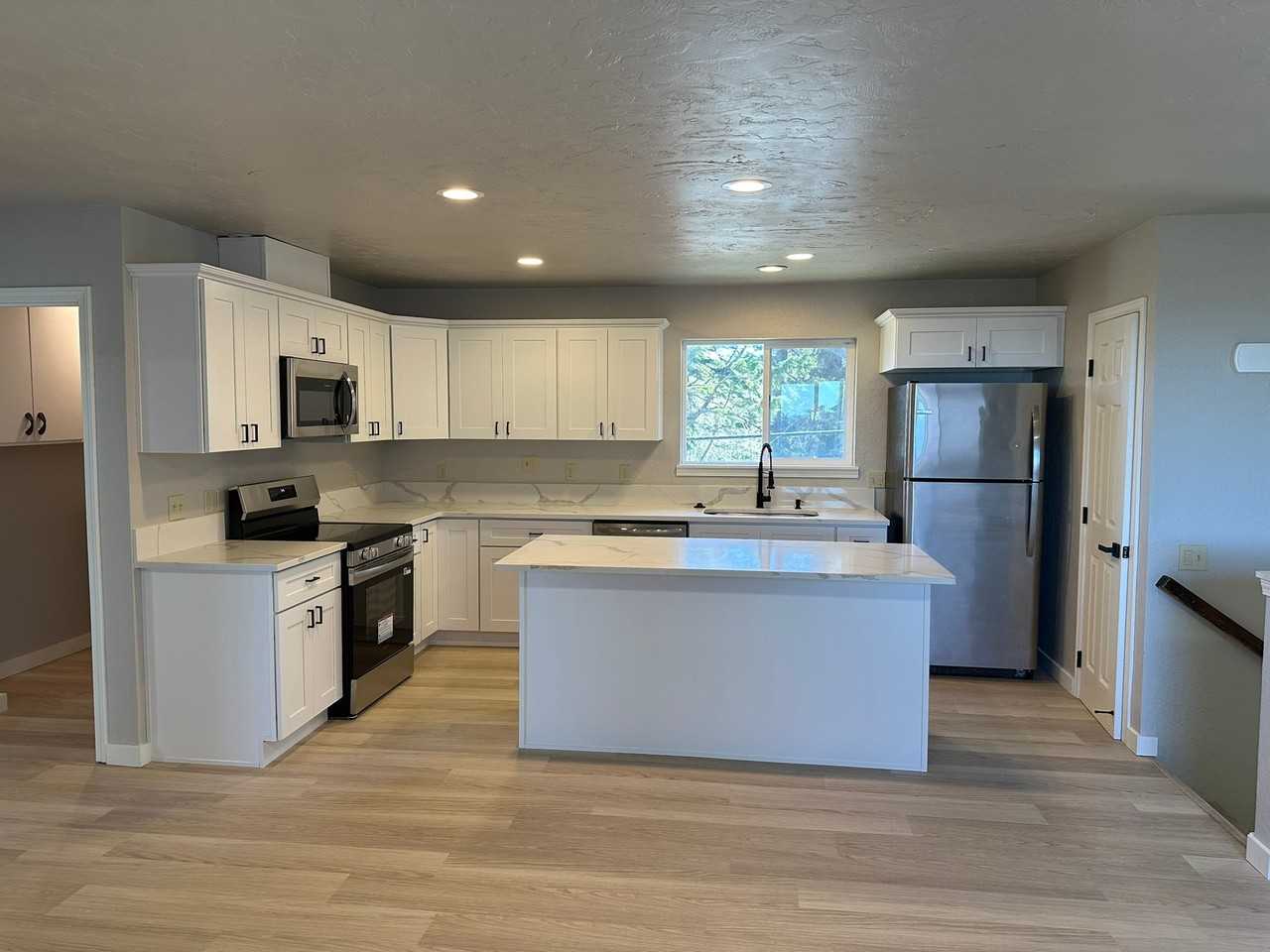 Ne 19th St - Photo 2 of 7