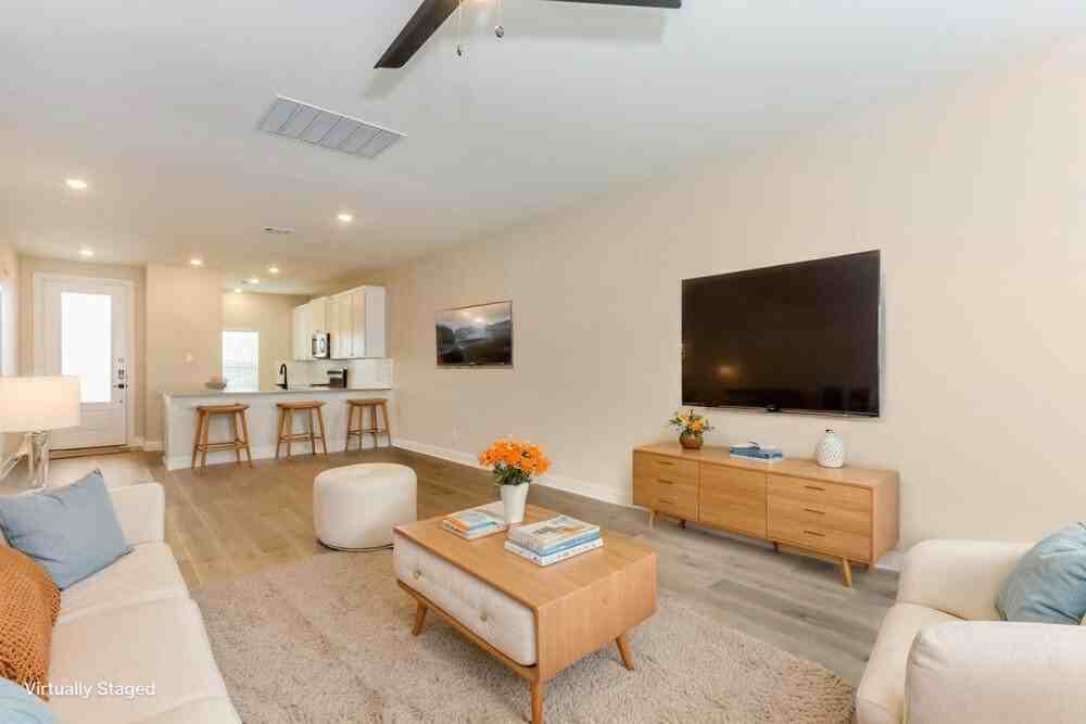 1016 Pecan Pl - Photo 4 of 20