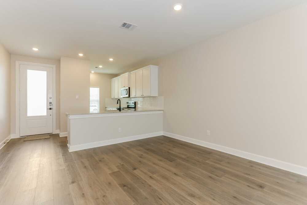 1016 Pecan Pl - Photo 7 of 20