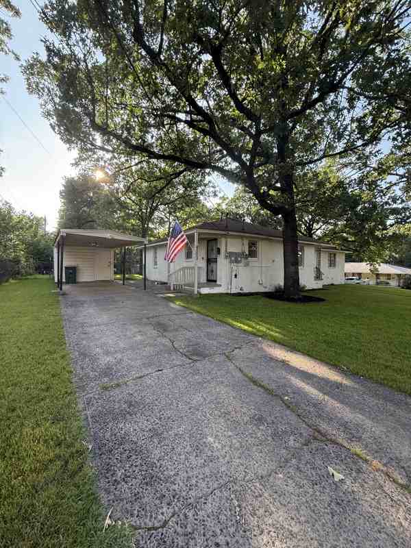 4013 N Locust St - Photo 2 of 20