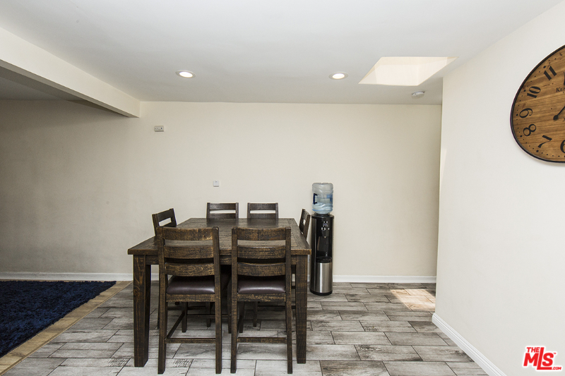 921 W 83rd St - Photo 5 of 11