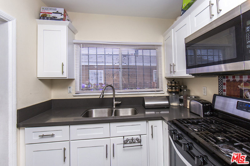 921 W 83rd St - Photo 6 of 11