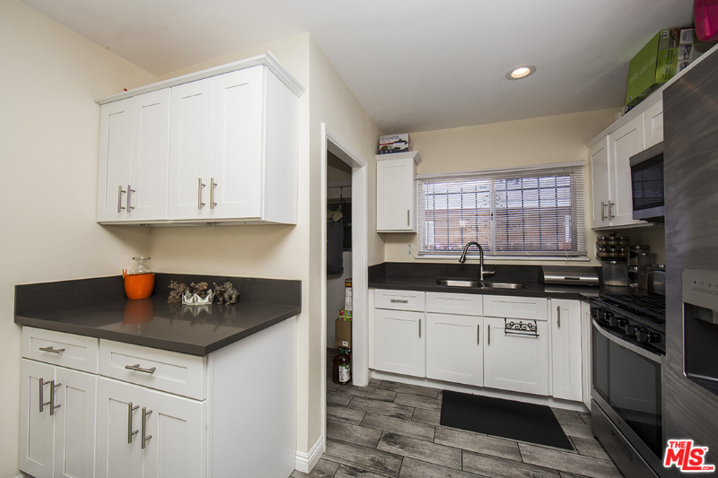 921 W 83rd St - Photo 7 of 11