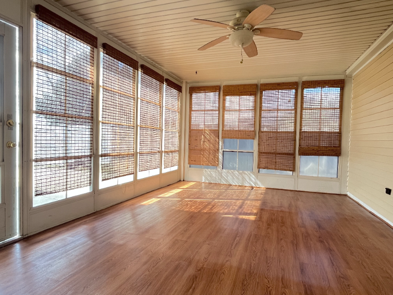 1689 Apple Valley Rd - Photo 4 of 10