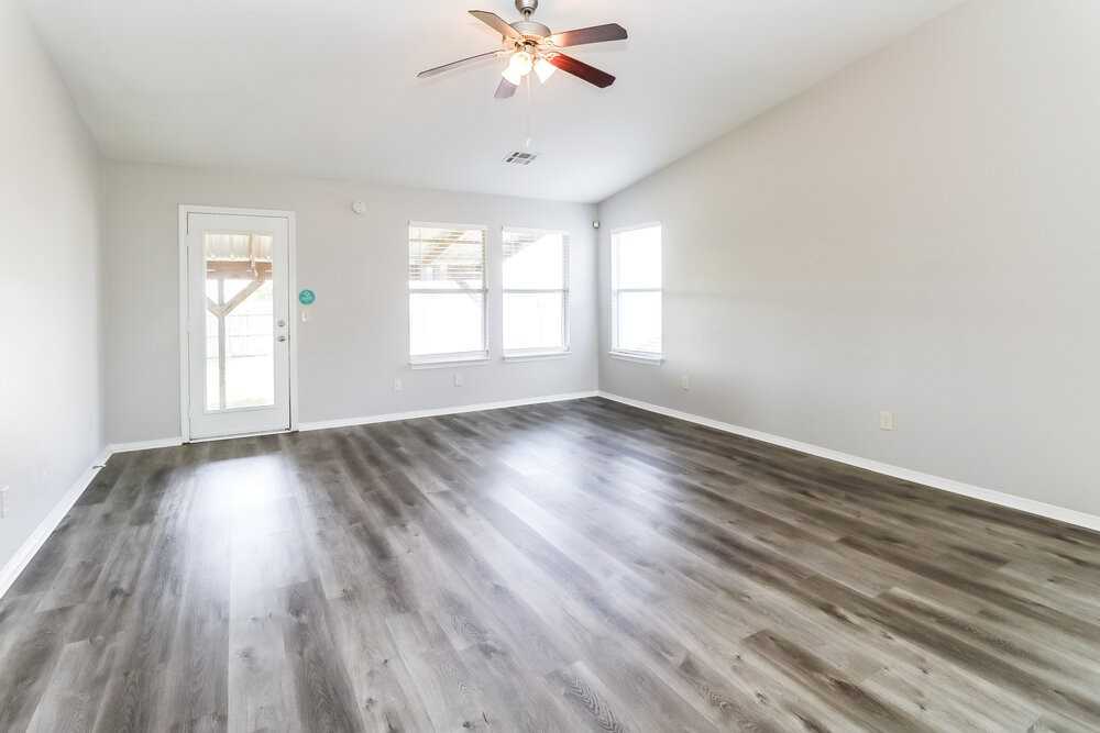 1101 Edinburg Dr - Photo 4 of 16