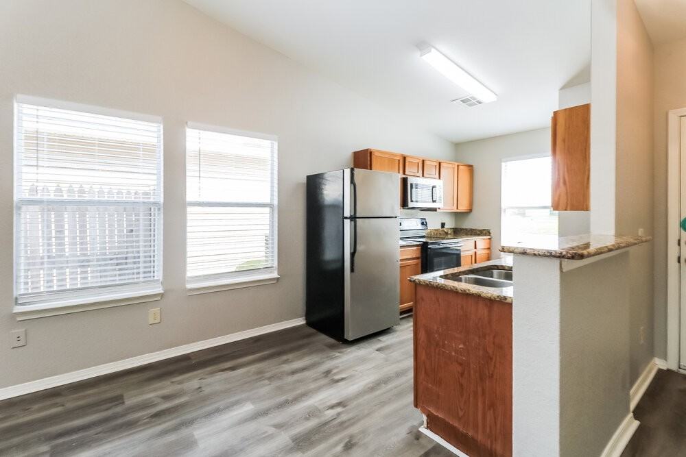 1101 Edinburg Dr - Photo 5 of 16