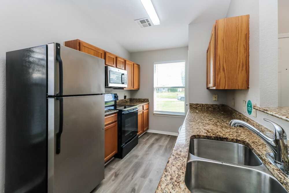 1101 Edinburg Dr - Photo 6 of 16