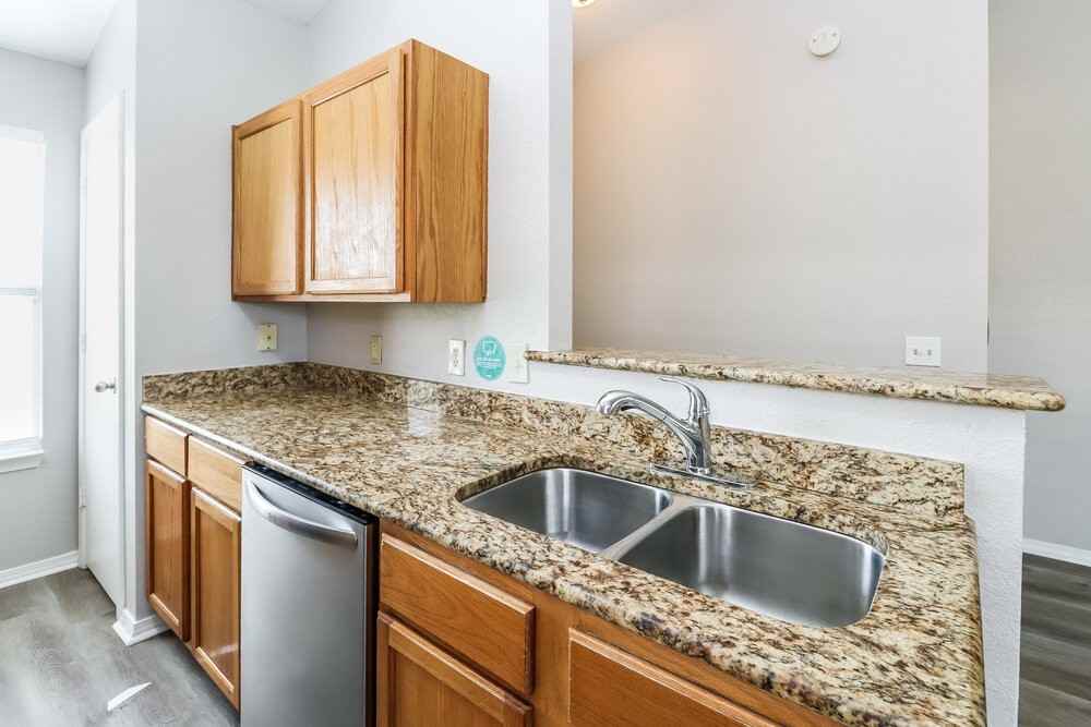 1101 Edinburg Dr - Photo 7 of 16