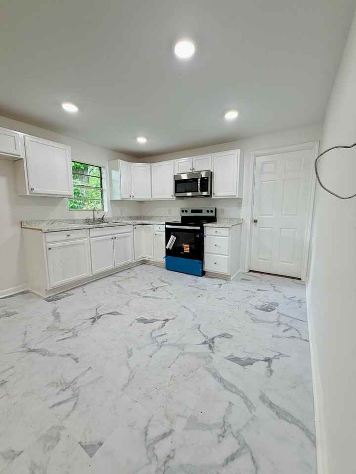 1712 Plant St - Photo 4 of 12