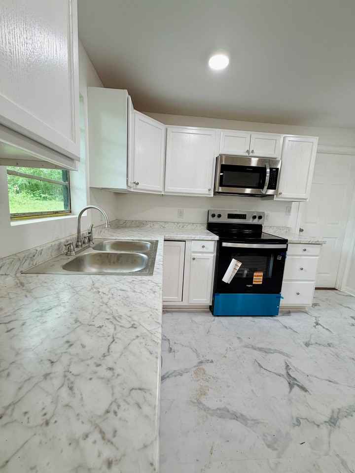 1712 Plant St - Photo 6 of 12