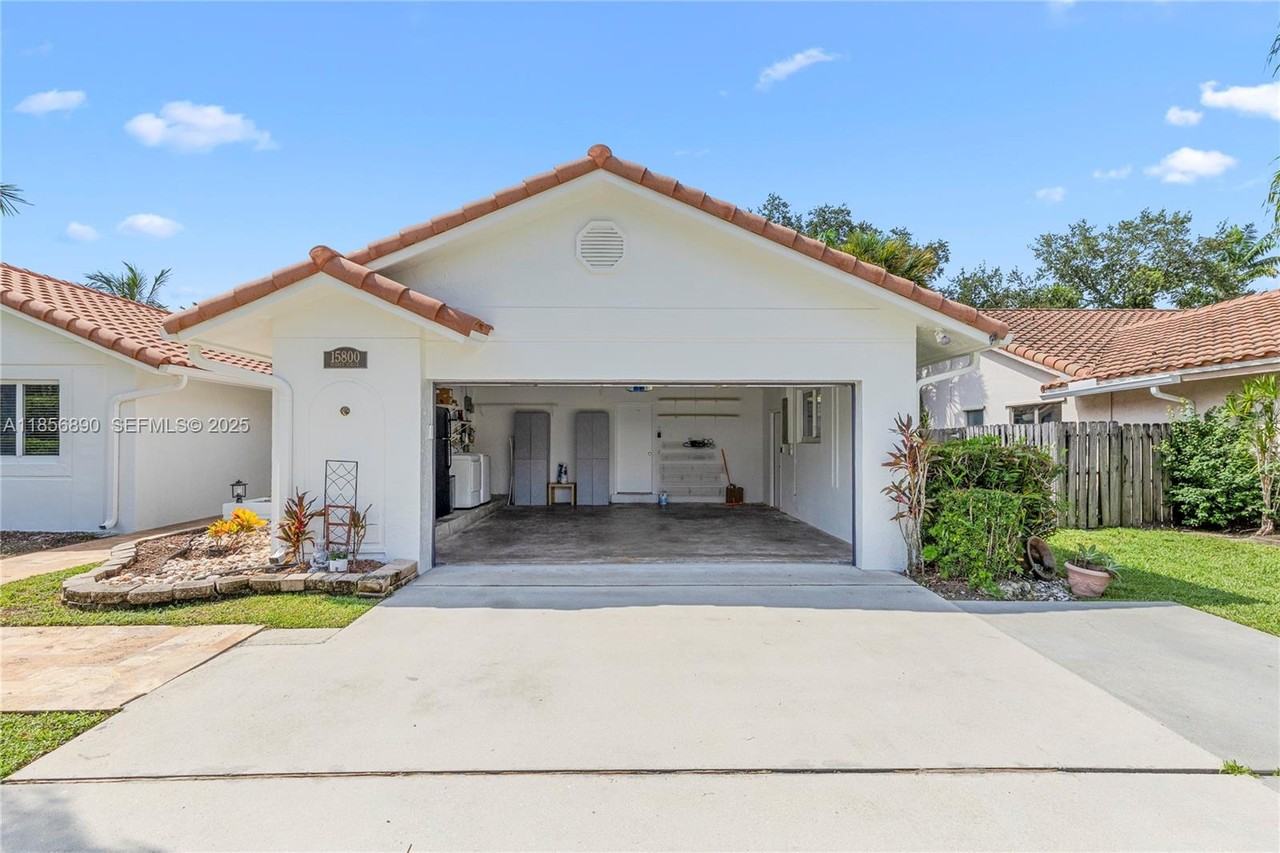 15800 Surrey Circle - Photo 2 of 46