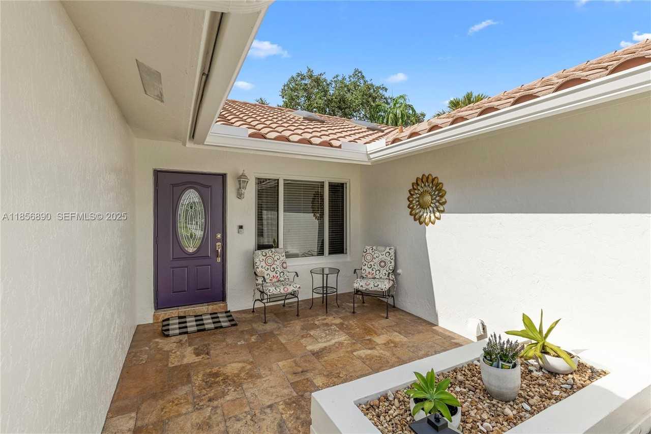 15800 Surrey Circle - Photo 3 of 46