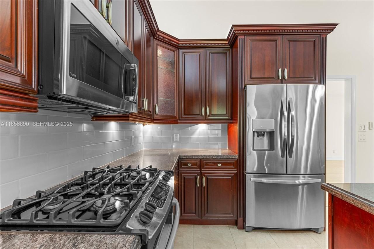 15800 Surrey Circle - Photo 4 of 46