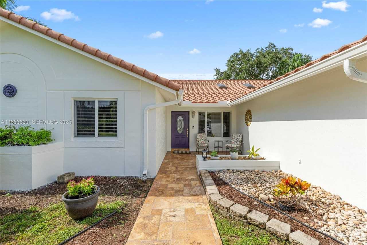 15800 Surrey Circle - Photo 5 of 46