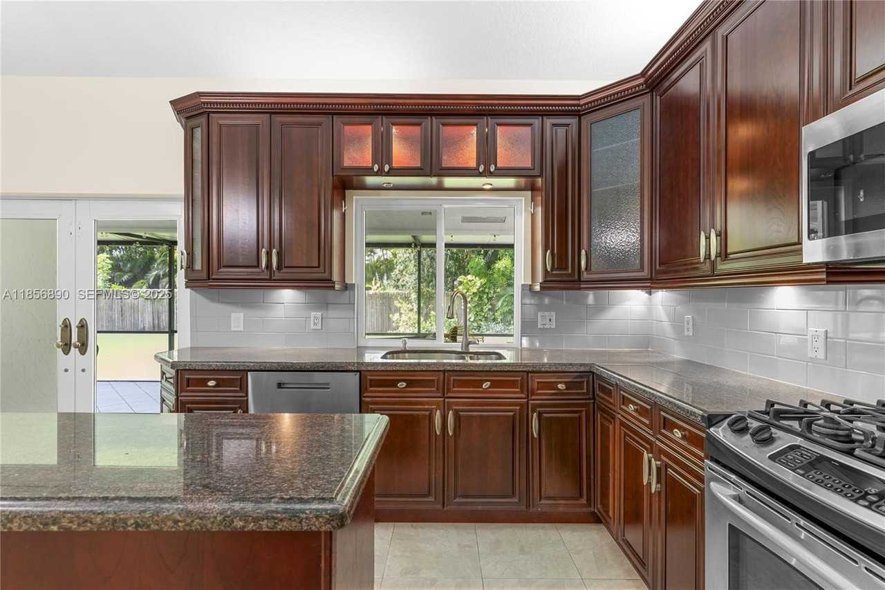 15800 Surrey Circle - Photo 6 of 46