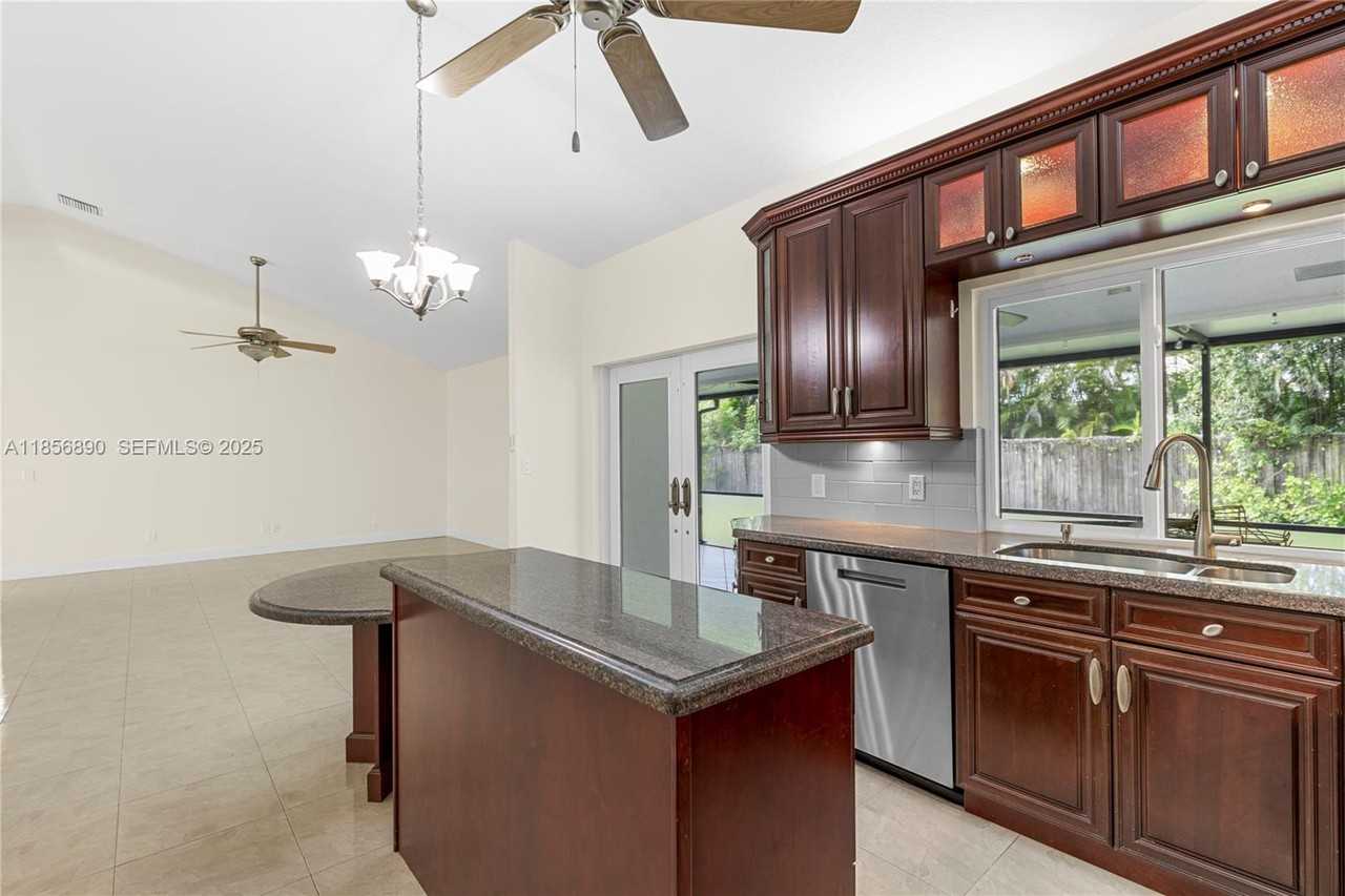 15800 Surrey Circle - Photo 7 of 46