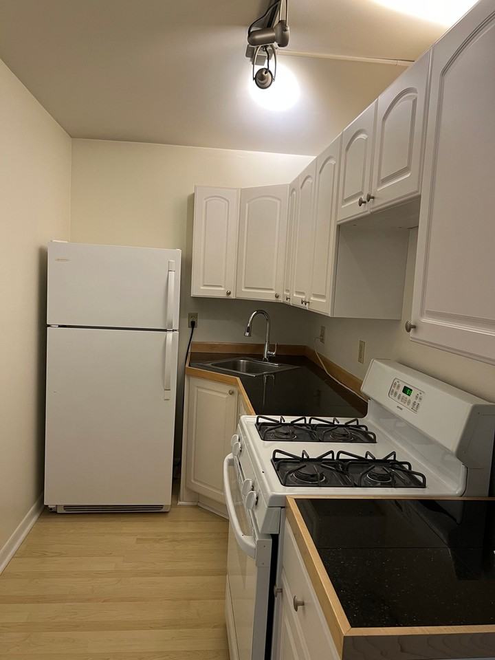 2025 E Greenwich Ave - Photo 5 of 25