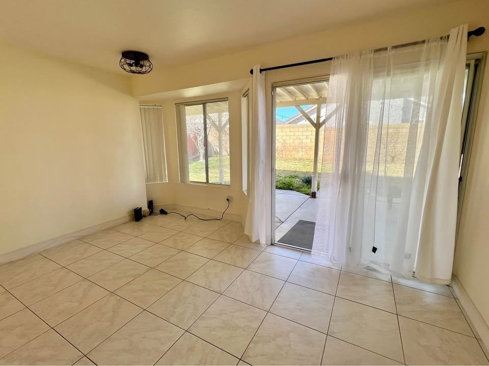 37727 Harvey St - Photo 2 of 4