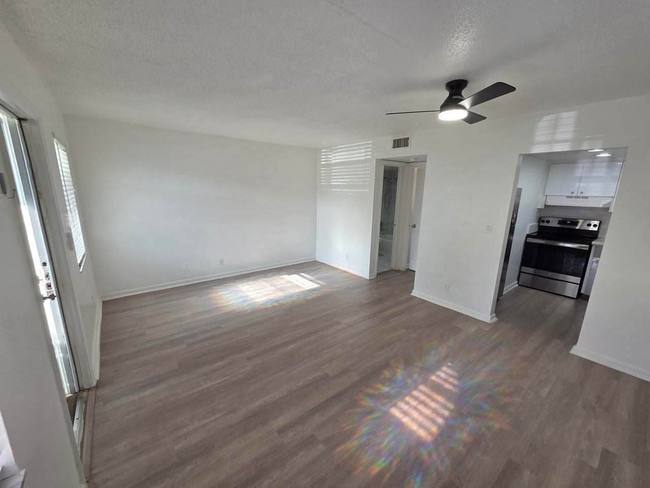 212 Se 9th Ave - Photo 3 of 11