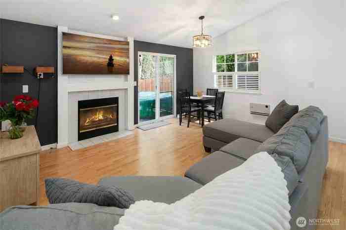 8215 1st St Se - Photo 3 of 15