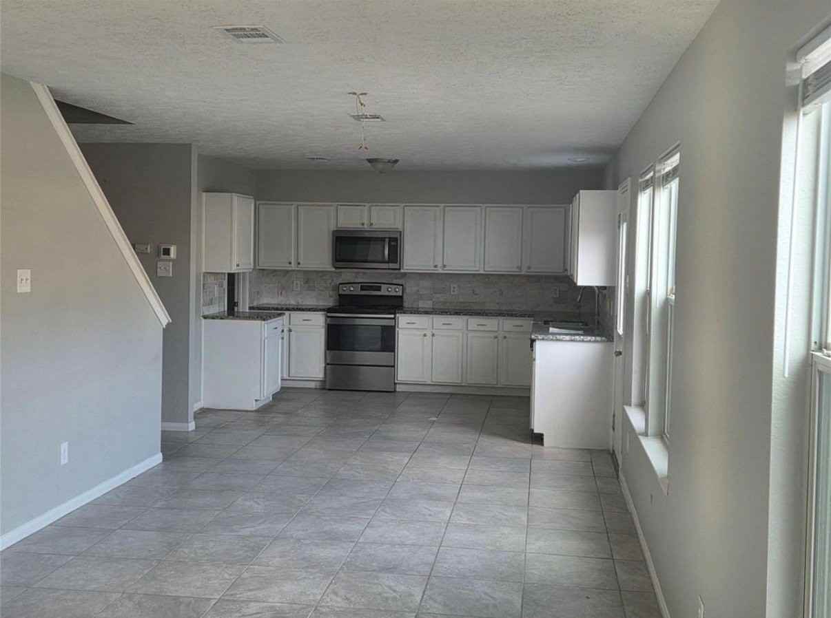 32018 Annice Ln - Photo 3 of 6