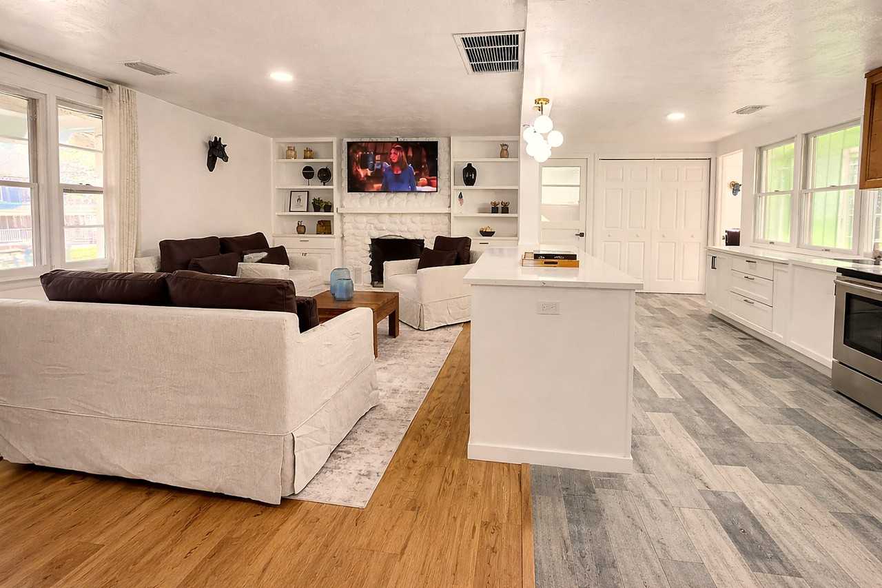 553 W Center Street Ext - Photo 3 of 17