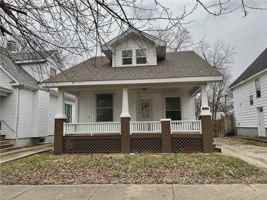 featured image of 1729 N Woodford St