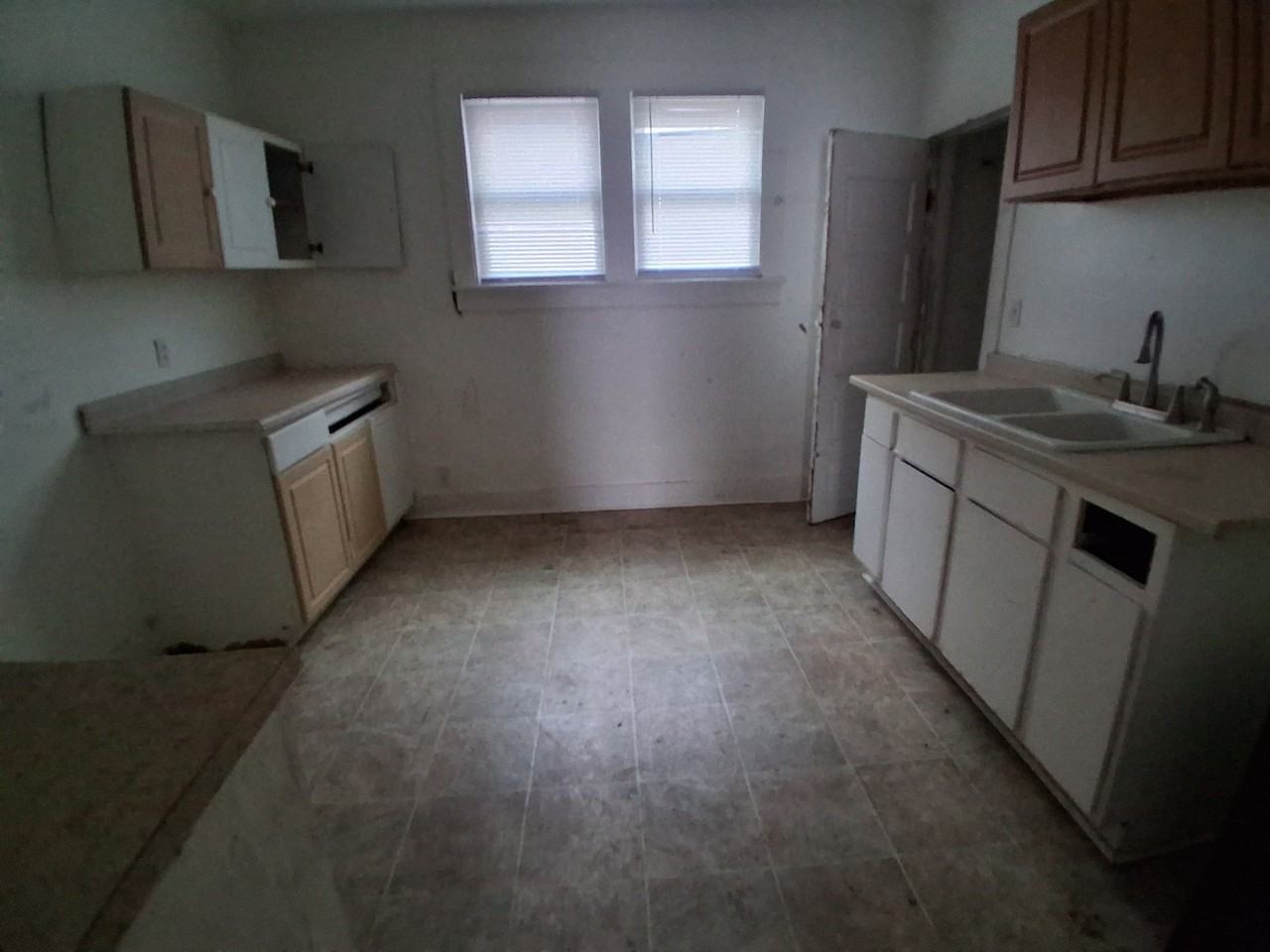 1729 N Woodford St - Photo 2 of 20