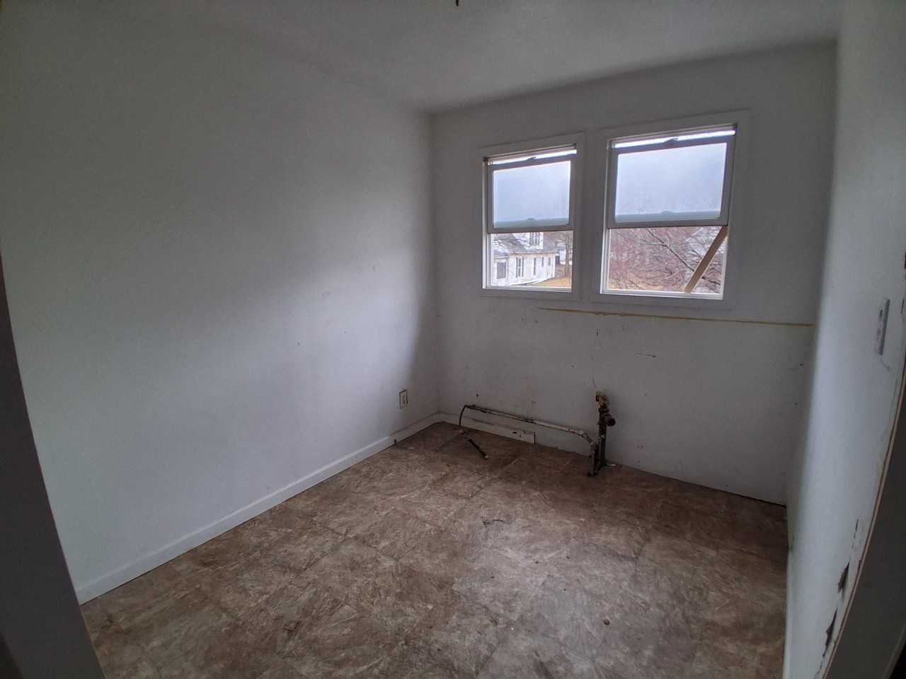 1729 N Woodford St - Photo 3 of 20