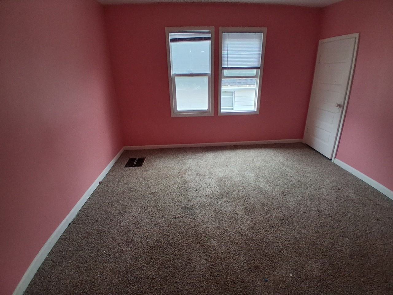 1729 N Woodford St - Photo 5 of 20