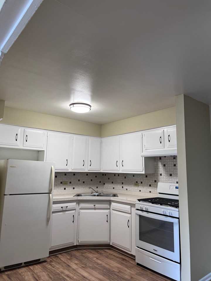 9822 Nottingham Ave #204 - Photo 7 of 8