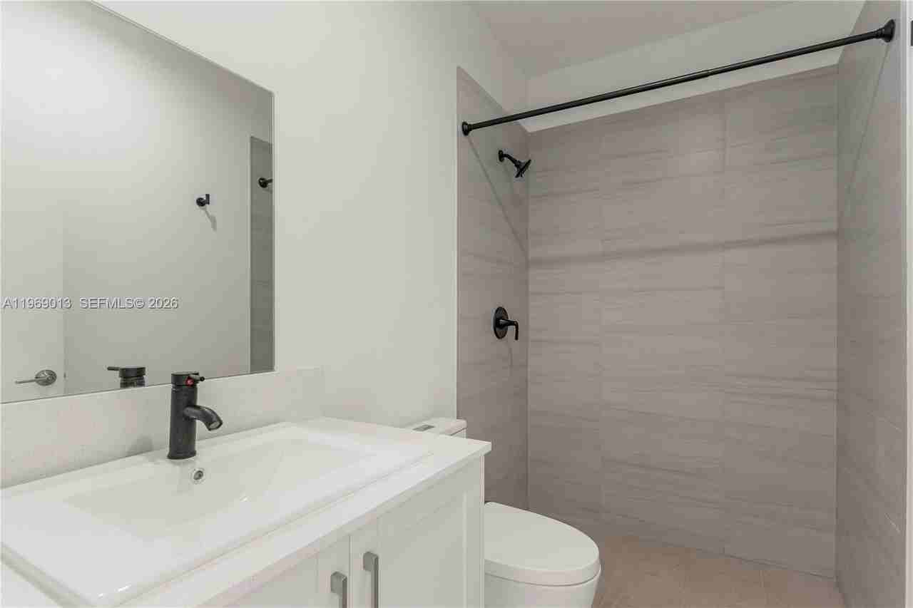 400 Southwest 1st Street #1 - Photo 4 of 28