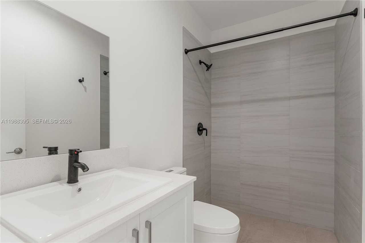 409 Southwest 1st Street #1 - Photo 3 of 28